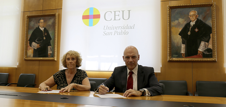 UNEATLANTICO的教授和FUNIBER教务的主任Durántez Prados与CEU Casa de Austria教务主任签订了协议