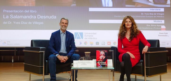 伊夫-迪亚斯-德-比列加斯博士在 UNEATLANTICO 展示其著作《La Salamandra Desnuda》。